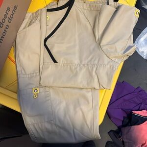 Wonderwink sandy color scrub set